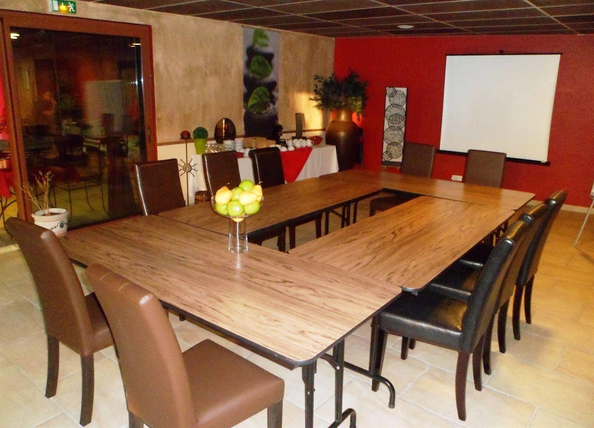 The Originals City, Hotel Le Village Provencal, Aix-En-Provence Nord Pertuis Exterior foto